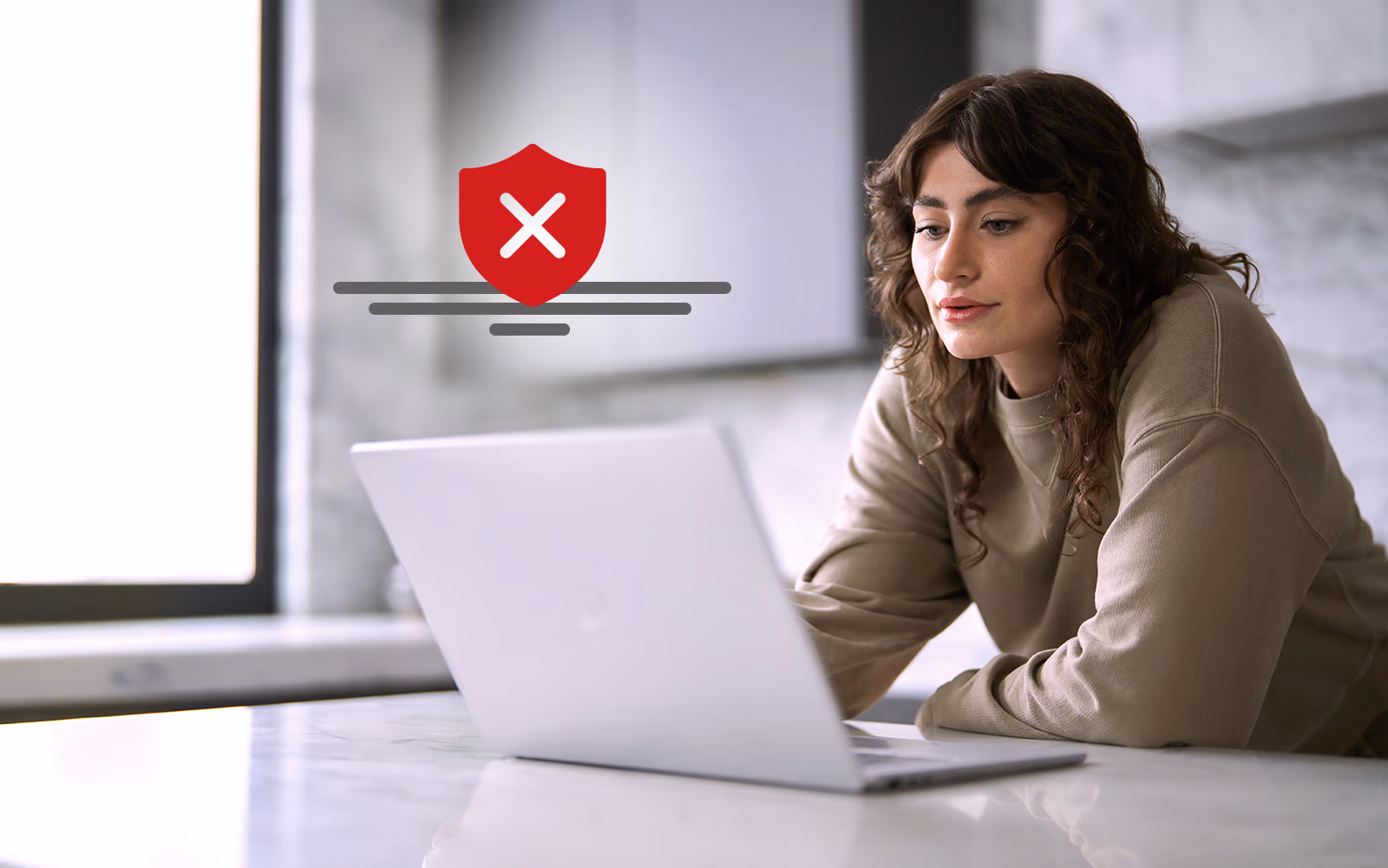 Característica de protección contra errores tipográficos del sitio web de Microsoft Edge que alerta a los usuarios sobre una dirección URL potencialmente engañosa "ofice.com" con una etiqueta de advertencia y opciones para navegar de forma segura al sitio correcto "office.com".