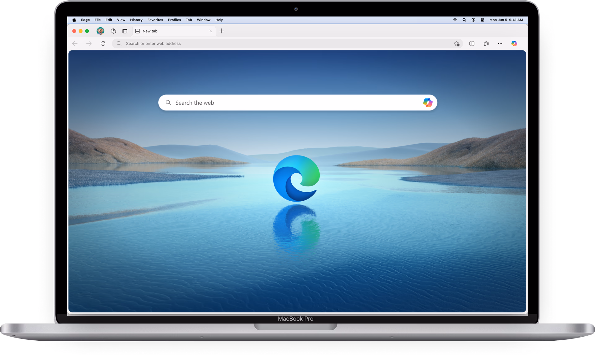 Microsoft Edge をデフォルトのホームページで表示し、Edge のロゴと検索バーを表示している MacBook。